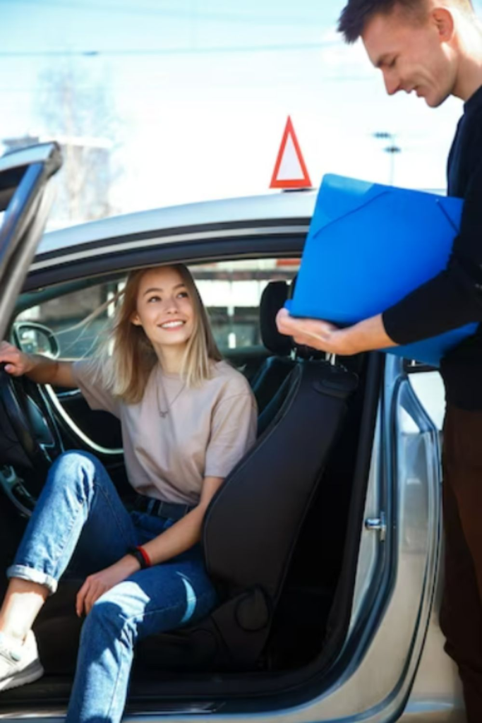 Smilende elev i bilen med kørelærer ved siden af